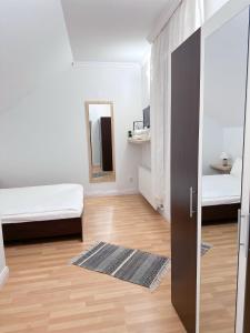萨图马雷Hanul lui Ionut 2的白色的客房配有床和镜子