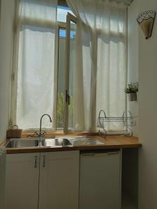 普蒂尼亚诺Dolce Farinella的带水槽的厨房台面和窗户