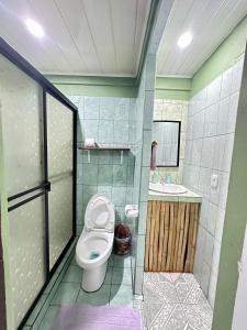 托尔图格罗Caribbean View House的一间带卫生间和水槽的浴室