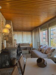 普蒂尼亚诺Dolce Farinella的带沙发和壁炉的客厅