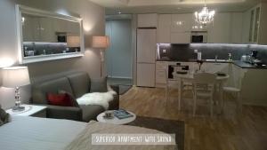 罗瓦涅米皮里科公寓的客厅以及带沙发和桌子的厨房。