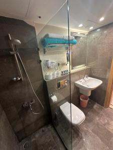 赫尔格达Scarab ES 03 GF One Bedroom Gouna的带淋浴、卫生间和盥洗盆的浴室