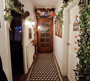 La cachette sous l'escalier, le gîte ensorcelé的走廊上设有门,铺有瓷砖地板