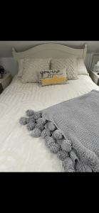 NunthorpeRoseberry Loft的一张白色的床,上面有一堆枕头