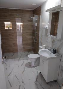 尼什Zamak的白色的浴室设有卫生间和水槽。