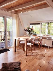 杜柏A Wood Lodge - zwembad - relax - natuur的一间带木桌和椅子的用餐室