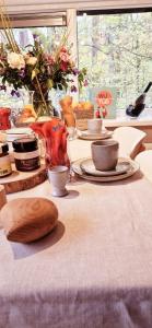 杜柏A Wood Lodge - zwembad - relax - natuur的桌子,盘子,杯子,木勺