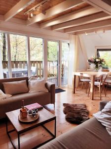 杜柏A Wood Lodge - zwembad - relax - natuur的客厅配有沙发和桌子