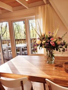 杜柏A Wood Lodge - zwembad - relax - natuur的一张餐桌,上面有花瓶