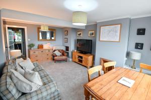 马尔文维尔Charming Malvern Cottage with Outstanding Views的客厅配有沙发和桌子
