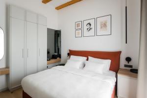 萨格勒布Boutique Hotel HOH的卧室配有白色大床和白色枕头