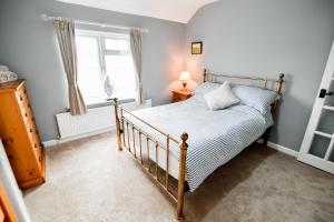 马尔文维尔Charming Malvern Cottage with Outstanding Views的一间卧室设有一张床和一个窗口
