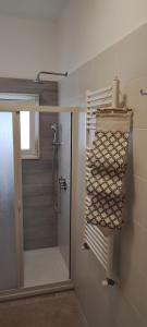 塔兰托DA VINCI AFFITTACAMERE BORGO的带淋浴和玻璃淋浴间的浴室