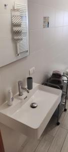 塔兰托DA VINCI AFFITTACAMERE BORGO的浴室设有白色水槽和镜子