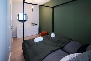 汉堡City Center Unique Boutique Apartment的一间卧室配有一张床,上面有两条毛巾