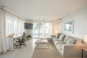 马霍礁Maho Beach Hideaway Lux 1BR next to The Morgan Resort的客厅配有沙发和桌子