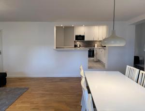 斯德哥尔摩Apartment with amazing view的用餐室以及带白色桌椅的厨房