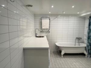 斯德哥尔摩Apartment with amazing view的白色的浴室设有浴缸和水槽。