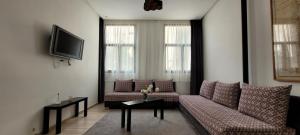拉巴特Appartement idéal pour découvrir la ville的客厅配有两张沙发和一台电视机