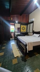 考卡亚Barbanera Club & Hotel de Charme的一间卧室,卧室内配有一张大床
