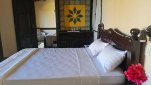 考卡亚Barbanera Club & Hotel de Charme的卧室配有一张带白色床单和枕头的大床。