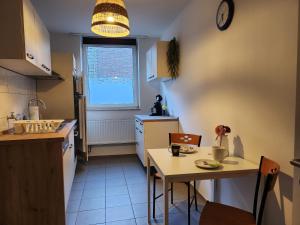 海因斯贝格Ferienhaus Susanne的厨房配有小桌子、小桌子和桌子,厨房