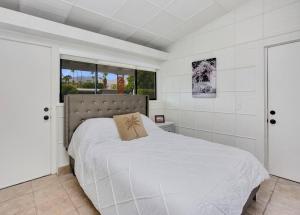 棕榈泉Close to downtown PS - Hike, Bike, Swim, Relax的卧室配有白色的床和枕头