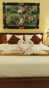 乌布D'Natha Villa Ubud的一张带两个天鹅的毛巾床