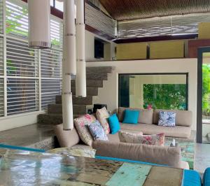塞米亚克巴厘岛之吻别墅的客厅配有沙发和桌子