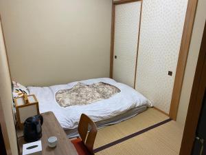 箱根Gora Onsen Kinkaku 金閣莊 預約制免費個人湯屋 Private onsen free by Reservation的小房间设有一张床和一张桌子