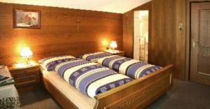 朗根费尔德豪斯伯格克里斯泰尔酒店的一间卧室配有一张带蓝白色枕头的大床