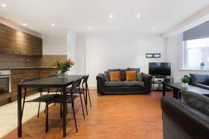 伦敦Harrods Flats的客厅配有桌椅和沙发