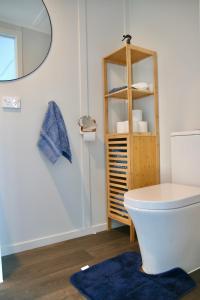 NgaruawahiaThe Bird House Tiny Home的浴室设有白色的卫生间和镜子