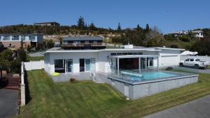 Cable BayEagle View的一座带游泳池的大型白色房屋