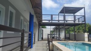 阿瓜迪亚2 PALMAS STR的一个带游泳池和热水浴缸的庭院