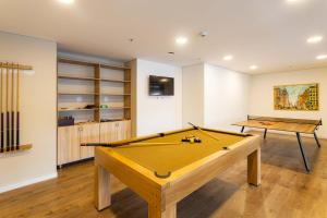 波哥大Loft nuevo, moderno, central的配有台球桌和桌子的房间