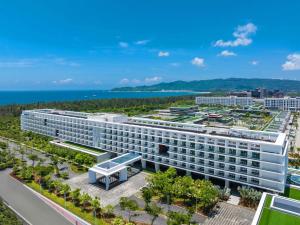三亚三亚海棠湾茅台度假村茅台珍品酒店的享有酒店空中景色,以大海为背景
