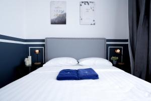 东贡岸ITCC Manhattan Suites by Pinstay Premium的床上的2个蓝色枕头