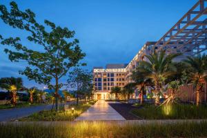 三亚三亚海棠湾茅台度假村茅台典品酒店的享有棕榈树的建筑美景
