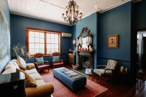 Morpeth勃朗特精品酒店 的客厅设有蓝色的墙壁和吊灯。
