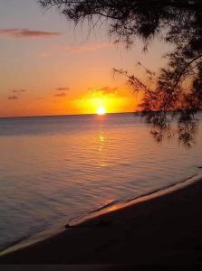 拿骚Beach Villas的海滩上的日落,日落在水面上