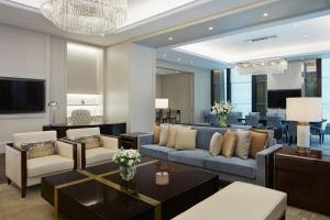 吉隆坡瑞吉吉隆坡酒店的客厅配有沙发和桌子