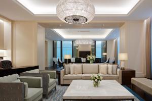 吉隆坡瑞吉吉隆坡酒店的大堂配有沙发和鲜花桌