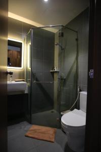 胡志明市Cityhouse Villea的带淋浴、卫生间和盥洗盆的浴室