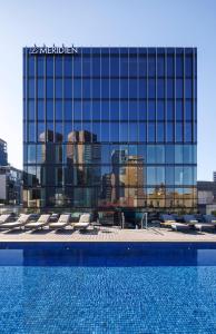 墨尔本Le Méridien Melbourne的大楼前设有游泳池的酒店