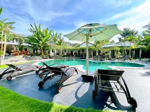 富国Rum Resort的一个带椅子和遮阳伞的游泳池