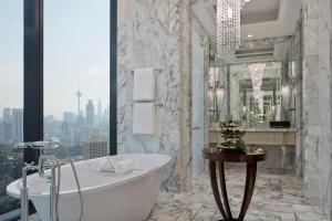吉隆坡瑞吉吉隆坡酒店的带浴缸的浴室和大窗户