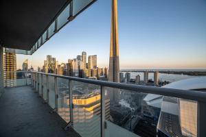 多伦多Designer condo w/ CN Tower view & parking的从摩天大楼的阳台上可欣赏到城市美景