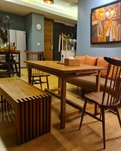 บ้านสวนภาคินรัตน์的一间带木桌和椅子的用餐室