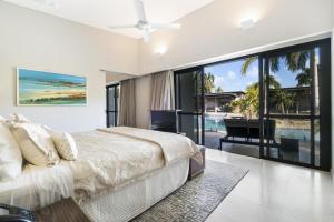 达尔文Mindil Beach Casino Resort的一间卧室配有一张床,享有海景